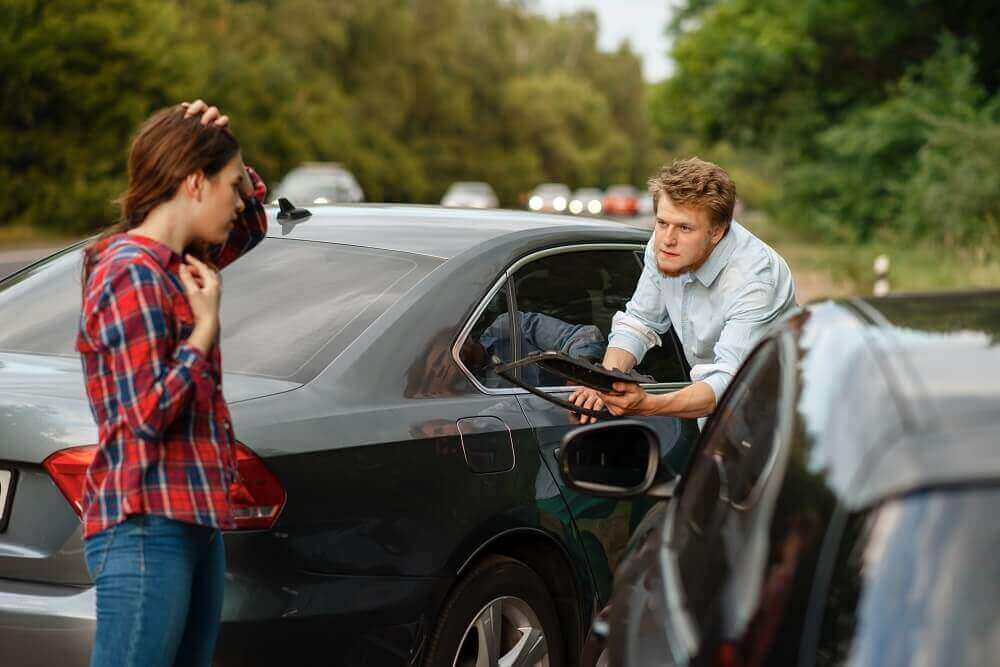 Ridesharing driver arguing on the lady driver for the car accident.